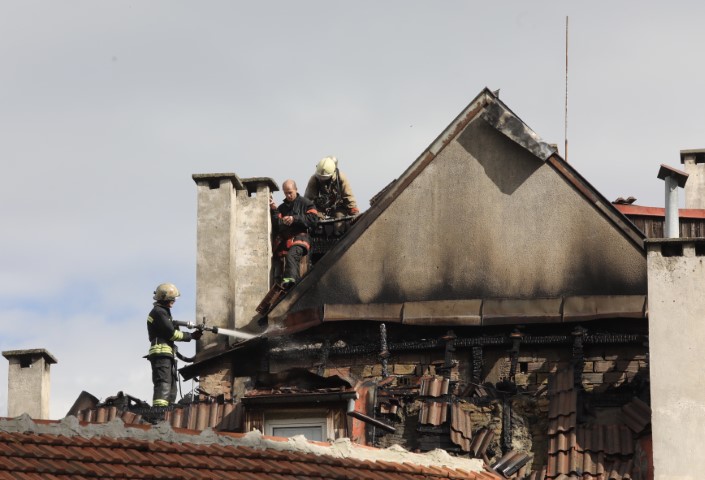 Пожар в жилищна сграда в София