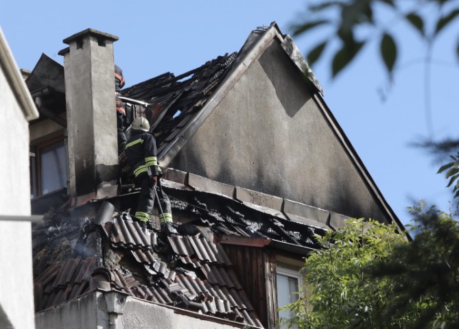 Пожар в жилищна сграда в София