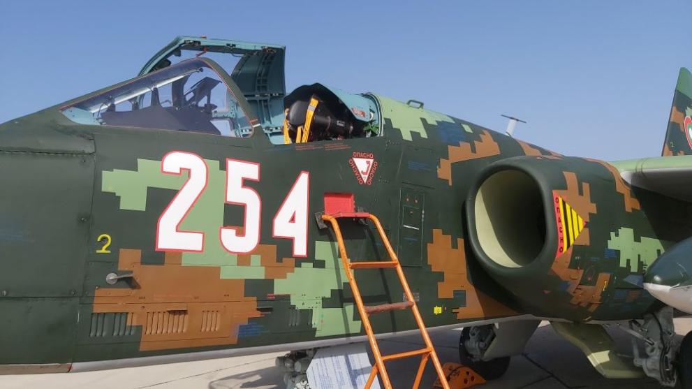 Състоянието на пилота, пострадал при разбиването на военния самолет Су-25