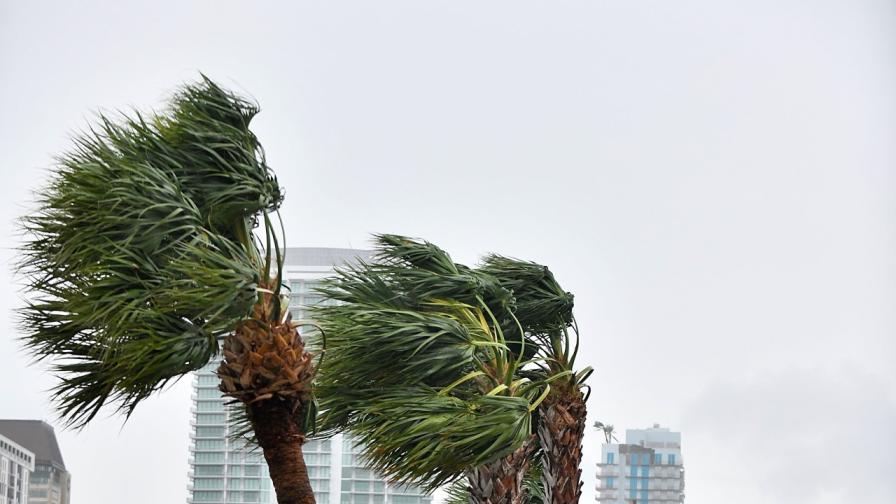 Опасност: Ураганът "Лий" запазва мощта си