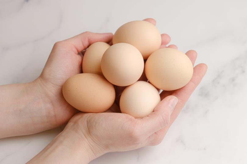 <p><strong>Яйца</strong></p>

<p>Зааради бързото нагряване от микровълновата се образува много пара под черупката на яйцето. Тъй като няма да има възможност да освобождаване на тази пара, яйцето ще се взриви. Ако сте наистина твърдо решени да сложите яйце във фурната, просто пробийте дупка от горната страна на яйцето, за да има възможност парата да избяга от яйцето.&nbsp;</p>