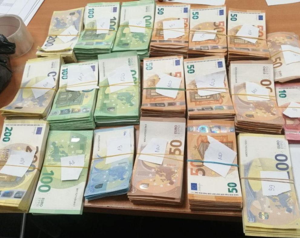 Митническите служители откриха недекларирана валута с левова равностойност близо 430