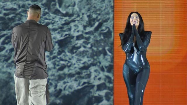 Топ форма: 76-годишната Шер изуми всички на Парижката седмица на модата (СНИМКИ)