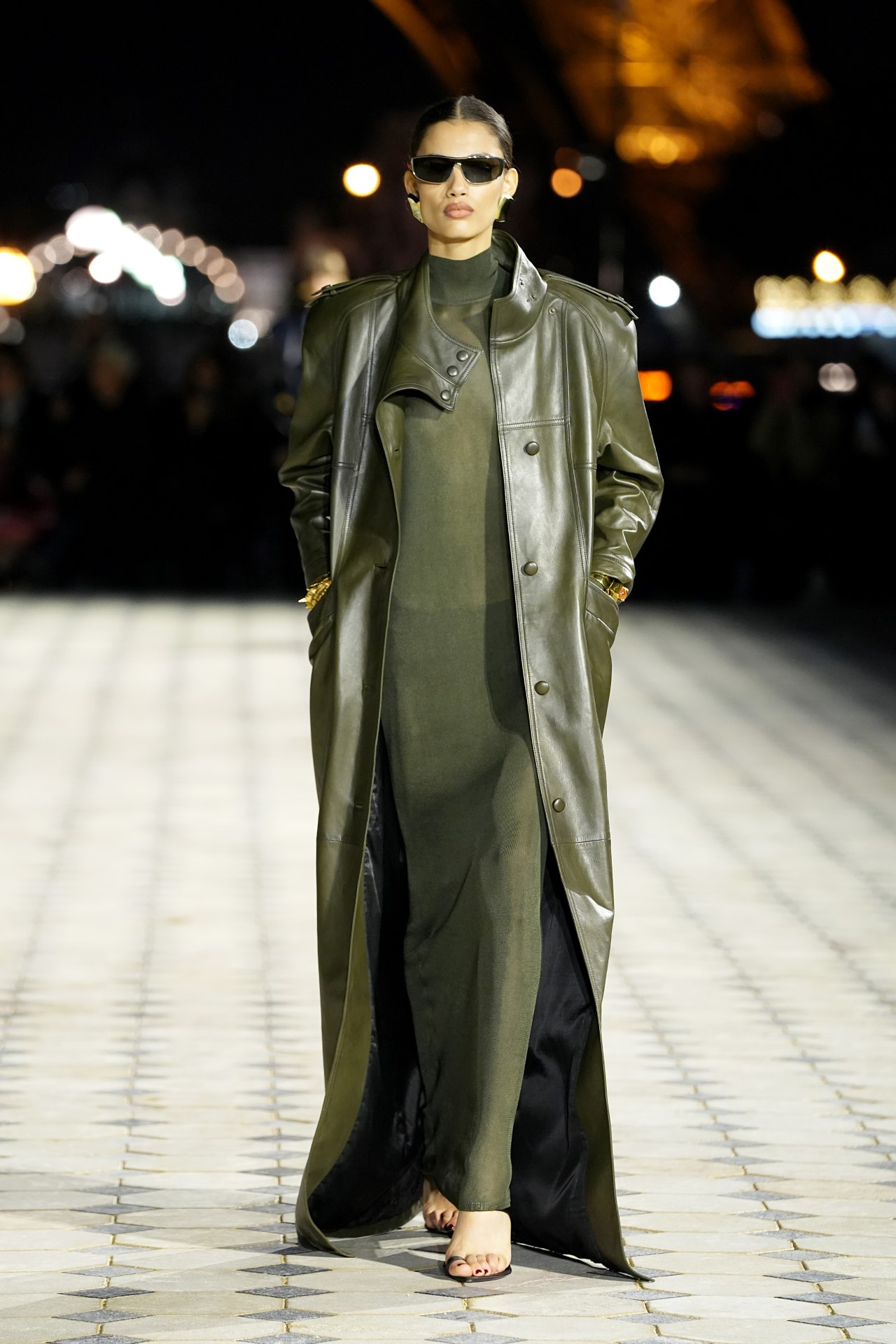Френската модна къща "Ив Сен Лоран" организира дефиле на открит подиум, озарен от светещата Айфелова кула, за да представи колекция от елегантни вечерни облекла на дизайнера Антъни Вакарело