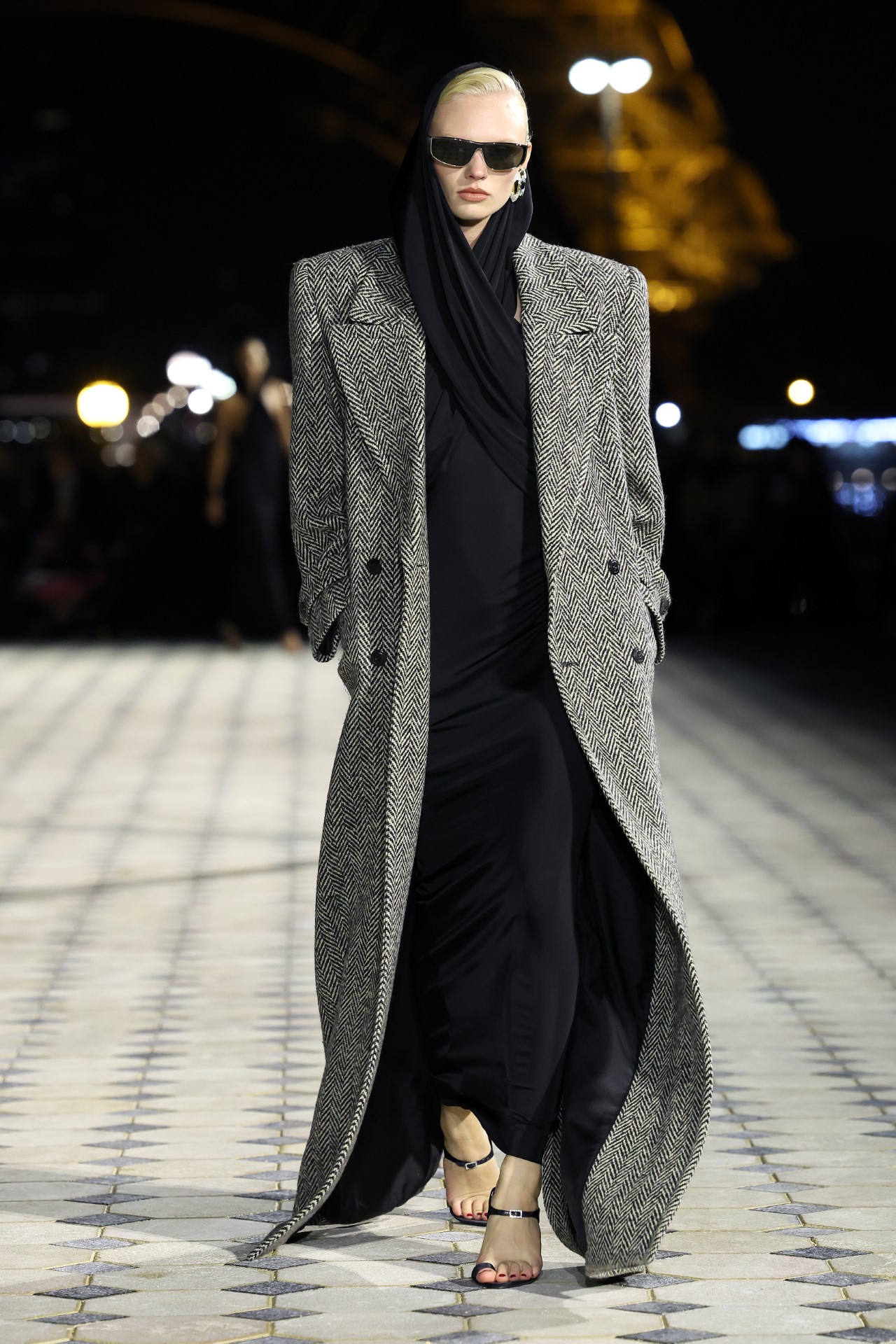 Френската модна къща "Ив Сен Лоран" организира дефиле на открит подиум, озарен от светещата Айфелова кула, за да представи колекция от елегантни вечерни облекла на дизайнера Антъни Вакарело