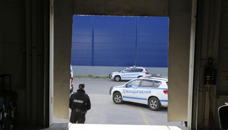 машини ескорт - С полицейски ескорт: Извозват машините за вота към избирателните секции в страната