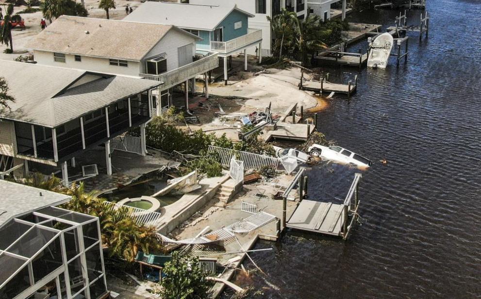Продължават усилията за откриване и спасяване на хора във Флорида.