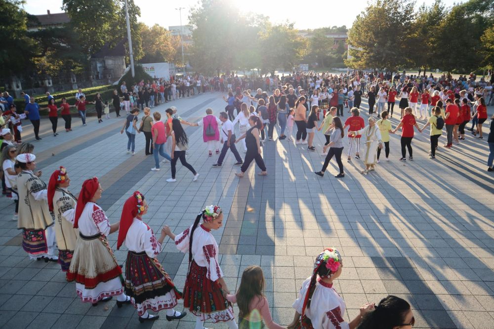 В инициативата „Заедно за един милион хороводни стъпки“ се включиха Северняшкият ансамбъл за народни песни и танци „Иван Вълев“ и Общинският духов оркестър, които изпълни седем популярни северняшки хора. Всички присъстващи на площада бяха поканени да ги изиграят на общо хоро.