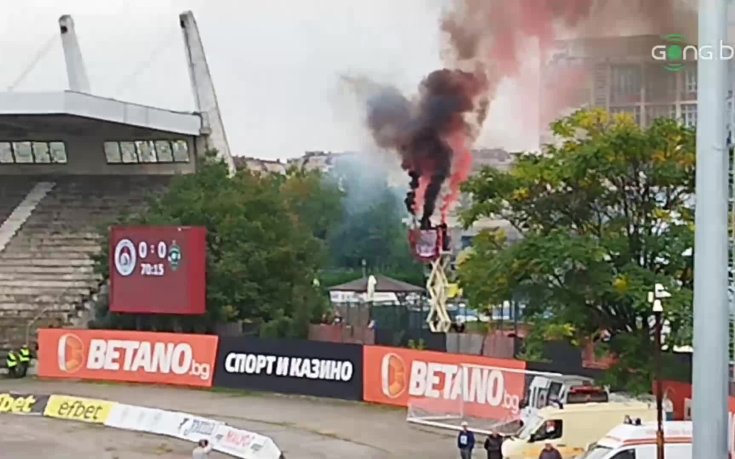 Пирошоу и луда радост на феновете на Локомотив след гола на Франса