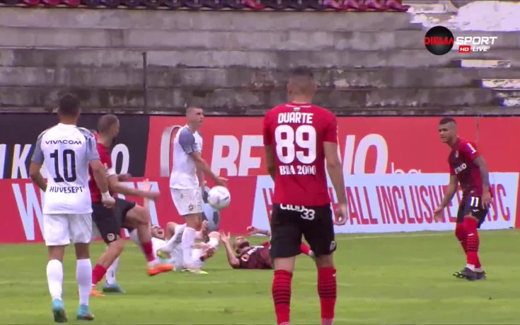 Локомотив София също остана с 10 човека на терена