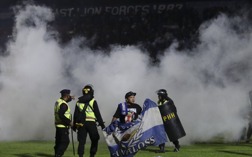 Загиналите при блъсканицата на стадионa в град Маланг в индонезийската