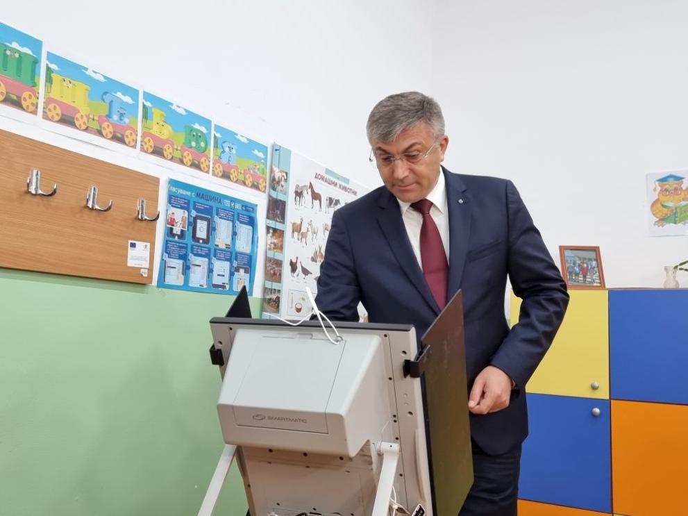 Председателят на ДПС Мустафа Карадайъ упражни правото си на глас