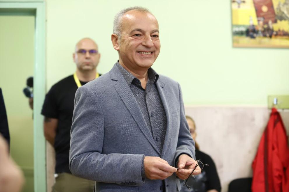 Гласувах избирателите да са от една страна. Днес е време