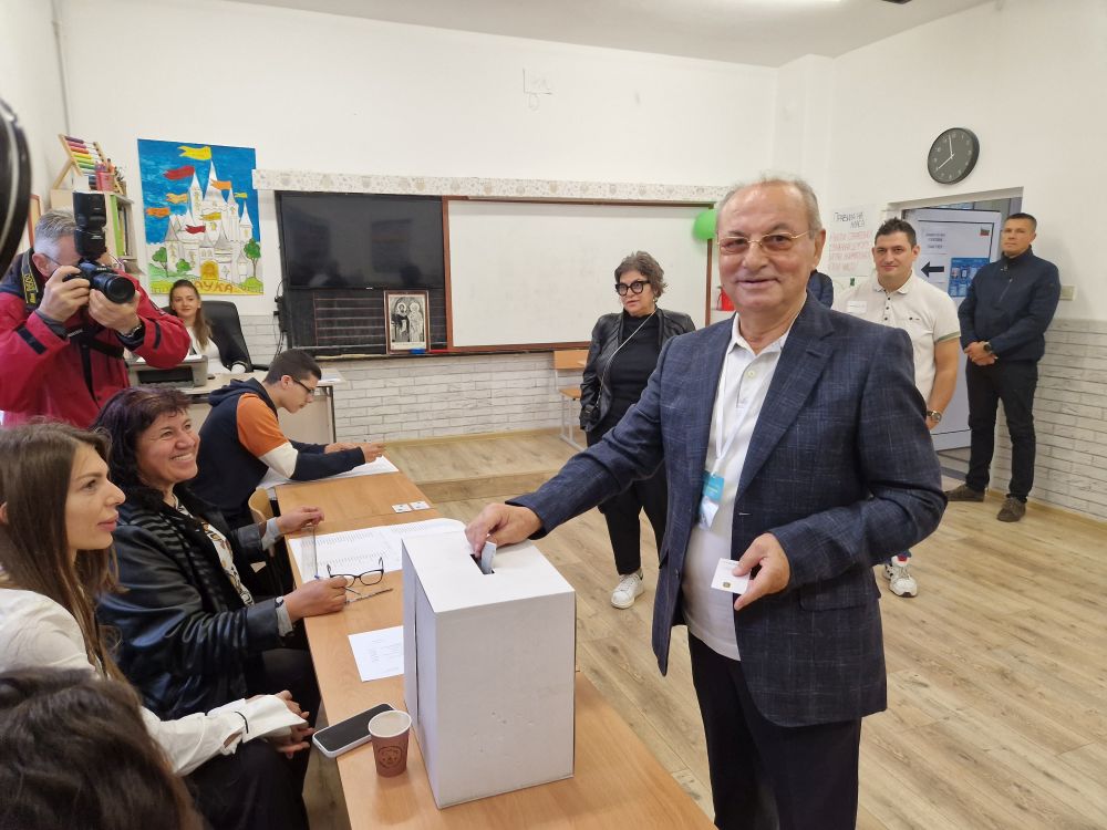 Малко преди 8:00 ч. почетният председател на ДПС д-р Ахмед Доган упражни правото си на глас.<br>
