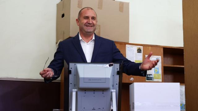 Усмивки в изборния ден: Вижте как гласуват политиците (СНИМКИ)