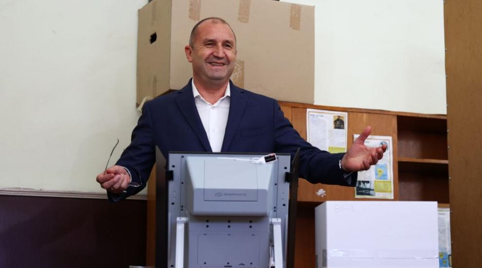 Усмивки в изборния ден: Вижте как гласуват политиците (СНИМКИ)