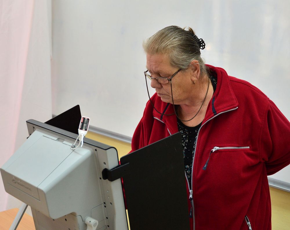 В спокойна обстановка протича изборният ден в село Тодорово, Разградска област. Избиратели от населеното място гласуват на предсрочните избори за 48-ото Народно събрание.