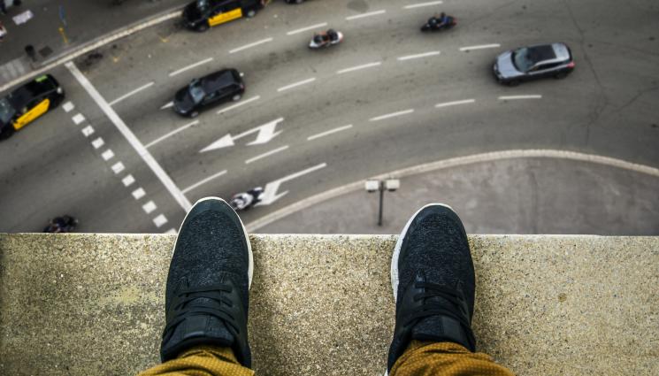 Самоубийство - УЖАС В ПЛОВДИВ: Мъж падна от 4-ия етаж, разби се върху кола!