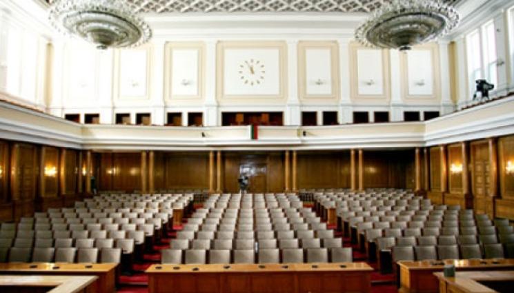 парламент пленарна зала - Според предварителните данни: Ето по колко депутатски банки печелят участниците в предсрочния парламентарен вот
