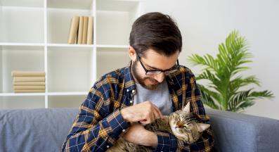 Котка и стопанин