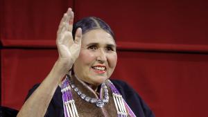 Американската актриса и активистка от коренното население Сачийн Литълфедър Малкото