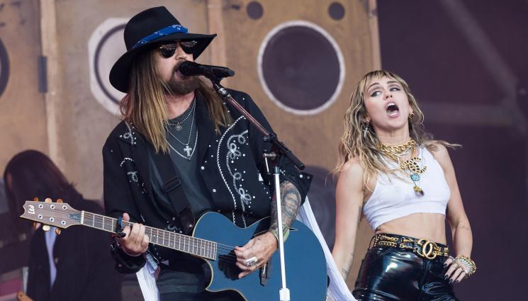 Billy ray cyrus - Майли Сайръс се сдърпа с баща си, сгодил се за нейна връстничка
