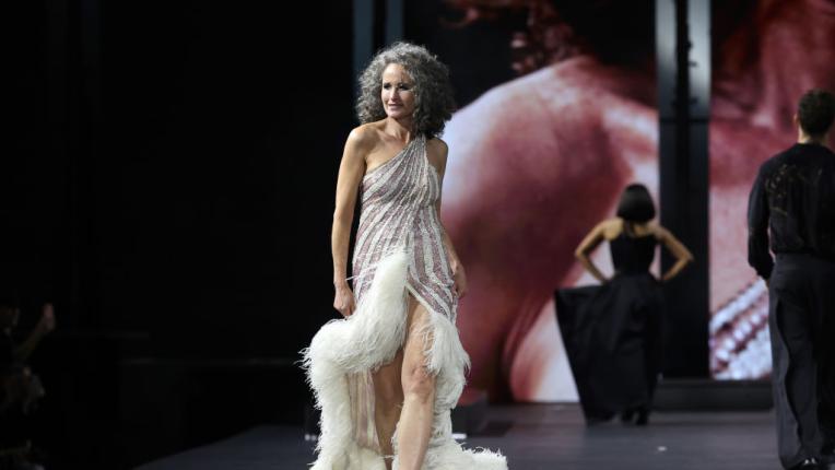  Горда и превъзходна: Анди Макдауъл на подиума по време на Седмицата на модата в Париж 