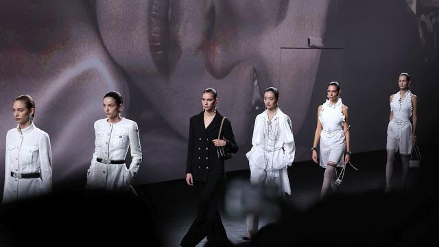 „Шанел“ на Парижката седмица на модата: Поглед към 80-те години в черно и бяло (СНИМКИ)
