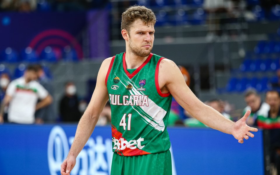 Българският баскетболист Александър Везенков бе отличен като един от петимата