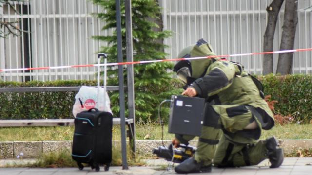 Специален отряд обезвреди куфар с дрехи във Варна (СНИМКИ)