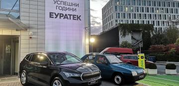 <p>В дясно е Skoda Felicia, първият автомобил, който "Еуратек" продава преди 30 години.</p>