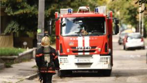 Пожар гори в къща на бул Ботевградско шосе в София