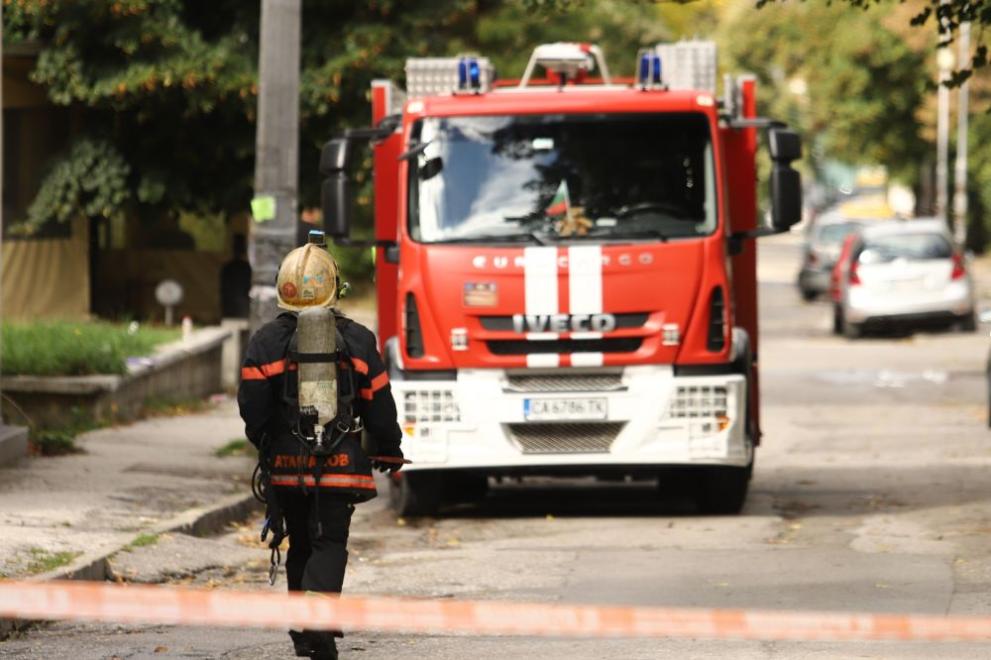 Пожар гори в къща на бул. Ботевградско шосе в София,