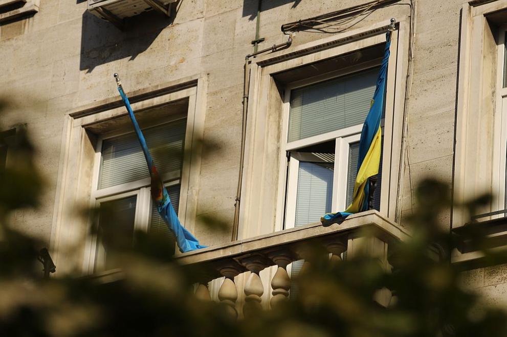 Знамето на Украйна на фасадата на Столичната община отново скара
