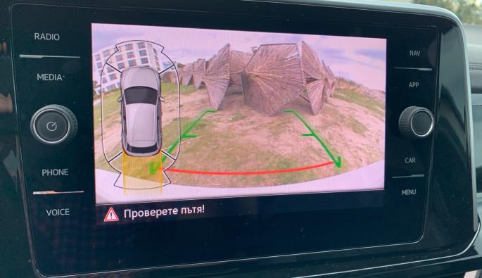  STOP&GO: Камерата за задно виждане при паркиране назад върши добра работа. Има и сензори при напред. Те ви показват графика с потенциални препятствия.
