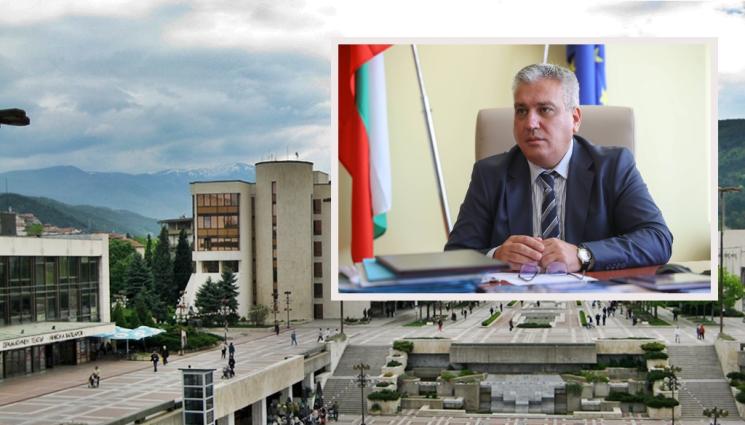 Атанас Атанасов Благоевград - Председателят на НСИ доц. Атанас Атанасов: На година губим град като Благоевград