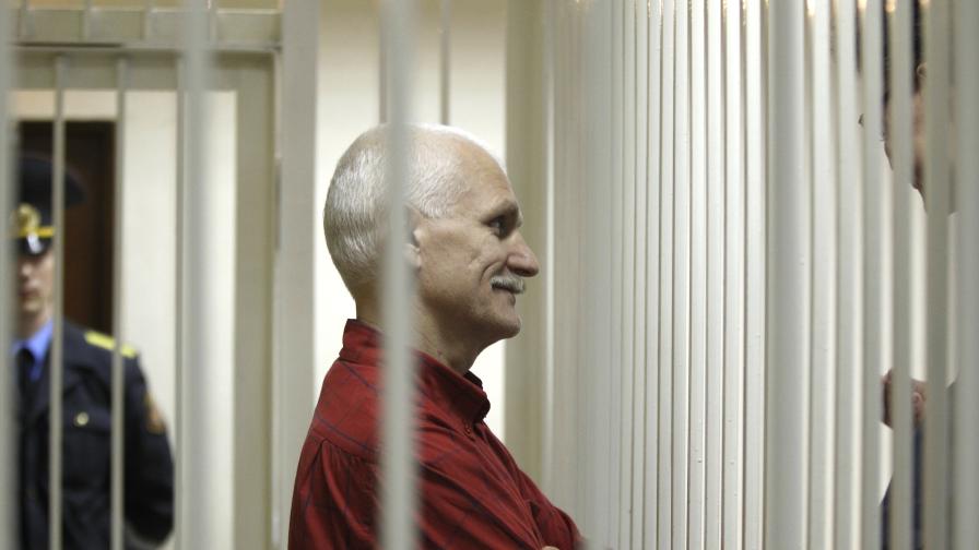 <p>10 години затвор за нобеловия лауреат за мир Алес Беляцки</p>