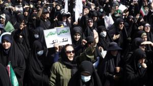 Иран издаде серия от смъртни присъди докато протестите на жените