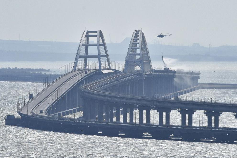 Движението на леки автомобили по Кримския мост, повреден след взривовете