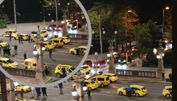 таксита Орлов мост - СЛЕД ЗВЕРСКОТО УБИЙСТВО: Таксиметрови коли блокираха центъра на София