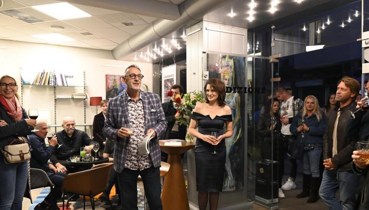 Калин Врачански Диана Димитрова - Калин Врачански разгледа картините на д-р Огнянова