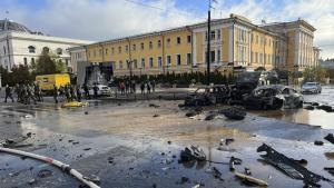 Трима служители на украинските аварийни служби загинаха вчера при експлозия