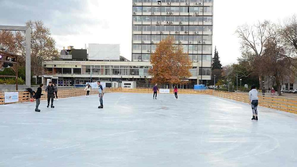 Огромна ледена пързалка в центъра на Пловдив