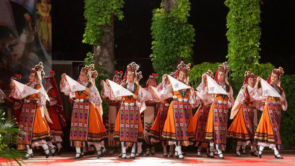 Фолклорен ансамбъл „Варна“ празнува с концерт
