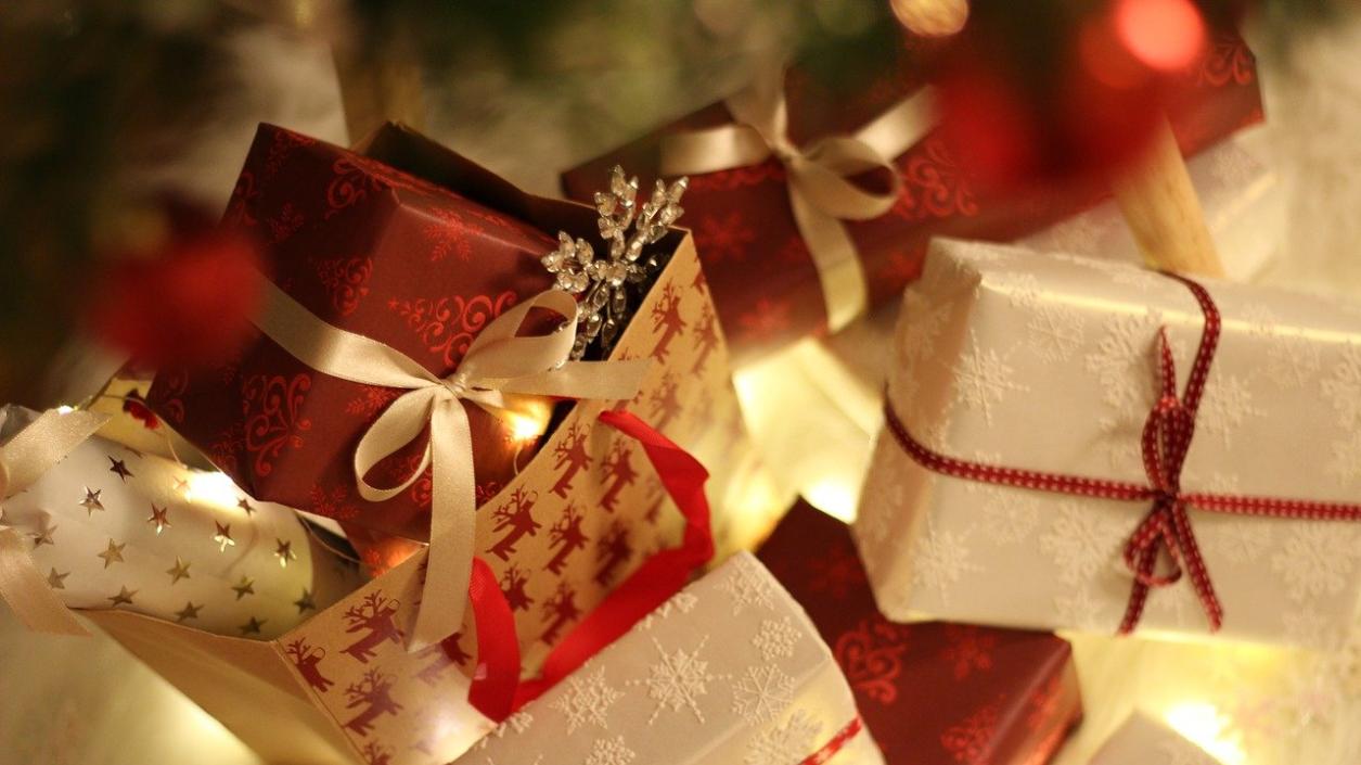 Откъде идва традицията да си подаряваме подаръци на Коледа?