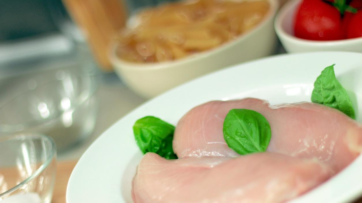Унищожават 10 тона пилешко месо заради замърсяване със Салмонела