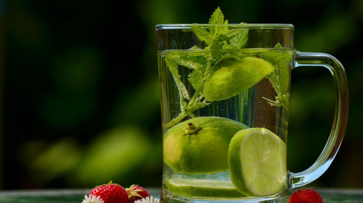 Вода с лимон, чай и сауна помагат за лятната детоксикация