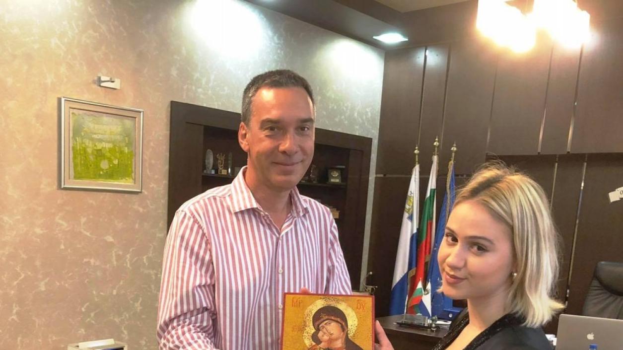 Мария Бакалова става почетен гражданин на Бургас