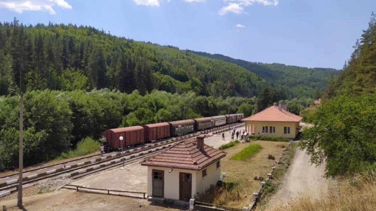 Туристически влак тръгва до най-високата гара на Балканите