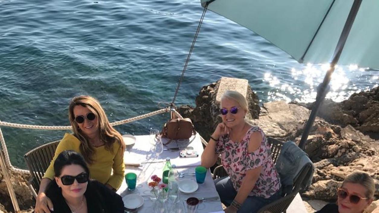 Лепа Брена купонясва с приятелки в Хърватска